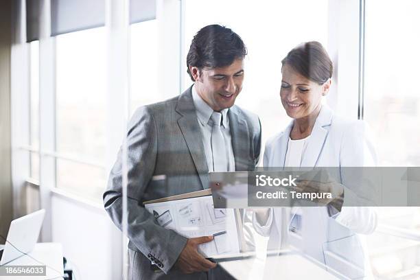 Director Ejecutivo De Reuniones En La Sala De Juntas Foto de stock y más banco de imágenes de 50-54 años