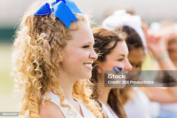 경쟁관련 Cheerleading Squad에 응원함 축구 경기 치어리더에 대한 스톡 사진 및 기타 이미지 - 치어리더, 고등학교, 갈색 머리