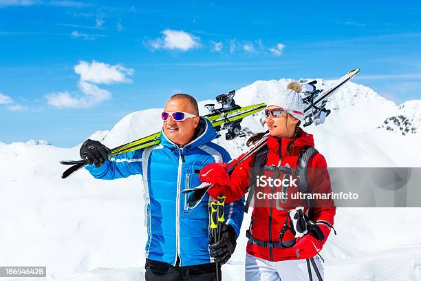 Снег Лыжников — стоковые фотографии и другие картинки 50-54 года - 50-54 года, Лыжный спорт, Пара - Человеческие взаимоотношения