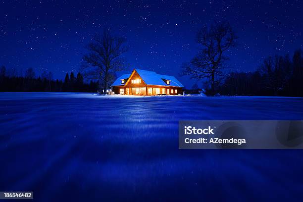 Casa No Inverno - Fotografias de stock e mais imagens de Casa - Casa, Cena de tranquilidade, Inverno
