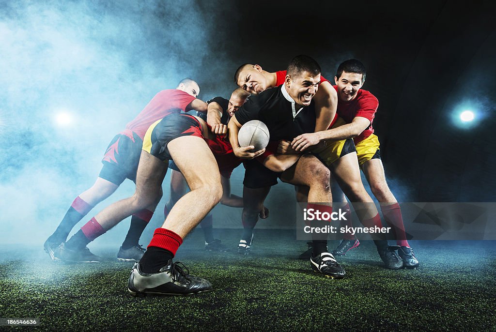 Rugby acción en la noche. - Foto de stock de Rugby - Deporte libre de derechos
