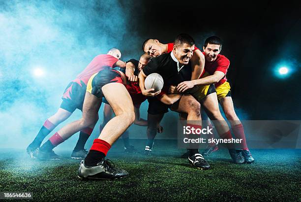 Rugby Acción En La Noche Foto de stock y más banco de imágenes de Rugby - Deporte - Rugby - Deporte, Melé - Deporte, Unión de Rugby