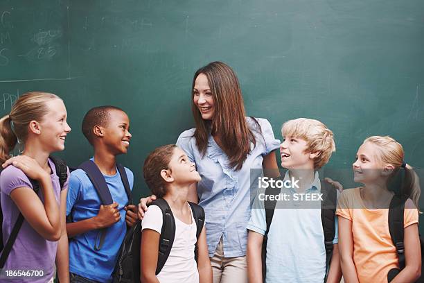 Se Crea Un Feliz Con Montaje Tipo Aula Foto de stock y más banco de imágenes de 10-11 años - 10-11 años, 25-29 años, Adolescencia