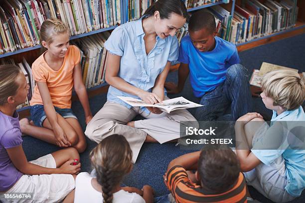 Sie Ist Ein So Großer Lehrer Stockfoto und mehr Bilder von Lesen - Lesen, Vorlesen, Kind