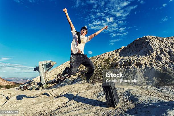 Alegre Piloto De Avião Com Estoirou - Fotografias de stock e mais imagens de Humor - Humor, Acidente de Avião, Braços abertos