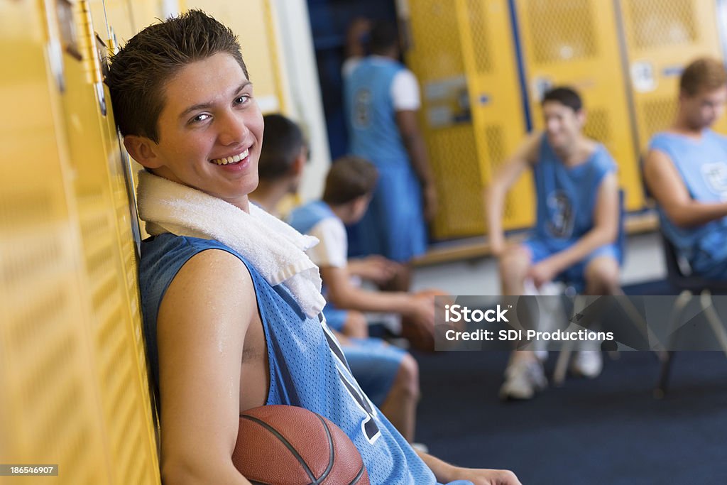 Jogador de basquete sorrisos no vestiário após jogo - Royalty-free Armário com Fechadura Foto de stock