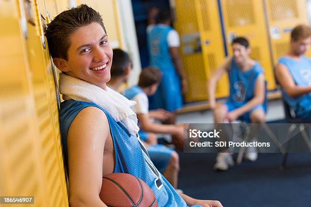 Jogador De Basquete Sorrisos No Vestiário Após Jogo - Fotografias de stock e mais imagens de Armário com Fechadura