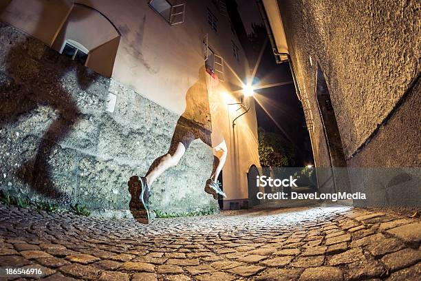 Stadt Laufen Bei Nacht Stockfoto und mehr Bilder von Geist - Geist, Kopfsteinpflaster, Rennen - Körperliche Aktivität