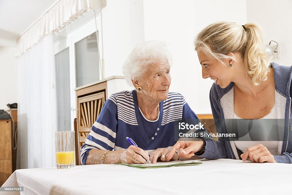 senior Frau und fürsorgliche Formulare unterschreiben letzten werden - Lizenzfrei Testament Stock-Foto