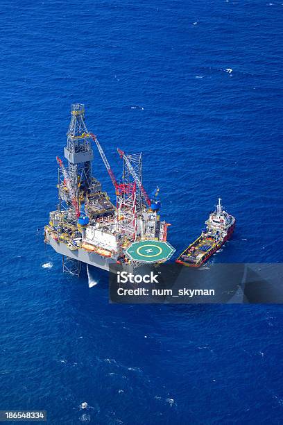Perforación De La Plataforma Petrolífera Vista Superior De Los Aviones Foto de stock y más banco de imágenes de Contaminación ambiental