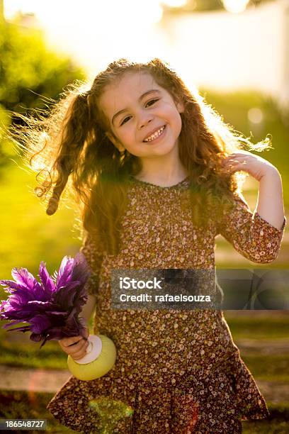 Bambina Con Volano - Fotografie stock e altre immagini di 4-5 anni - 4-5 anni, Ambientazione esterna, Arte del ritratto
