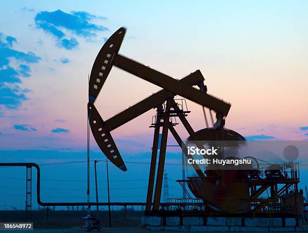 Bombas De Óleo - Fotografias de stock e mais imagens de Abastecer - Abastecer, Bomba Petrolífera, Campo Petrolífero