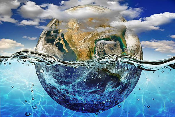 terra è immerso in acqua, tra le nuvole contro il cielo. - global warming earth globe warming up foto e immagini stock
