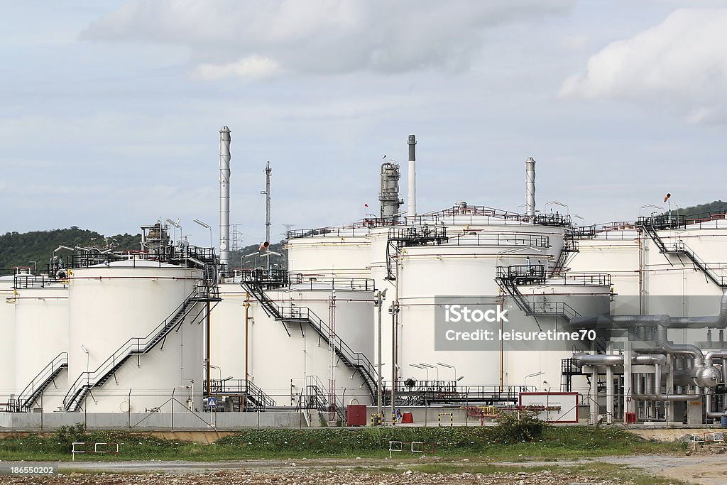 Réservoirs de stockage de pétrole - Photo de Centrale électrique libre de droits