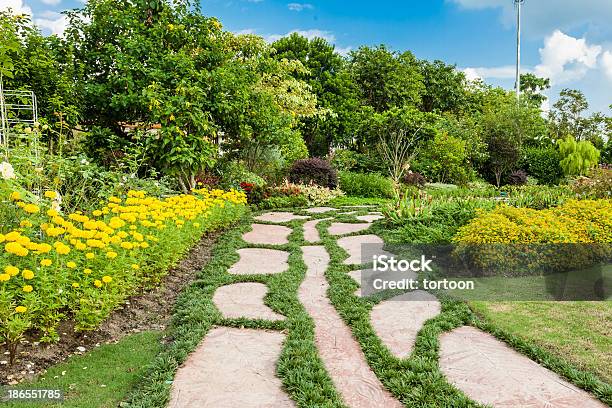 Bunten Blumenbeeten Und Kurvenreiche Gras Weg In Einem Attraktiven Stockfoto und mehr Bilder von Lageplan
