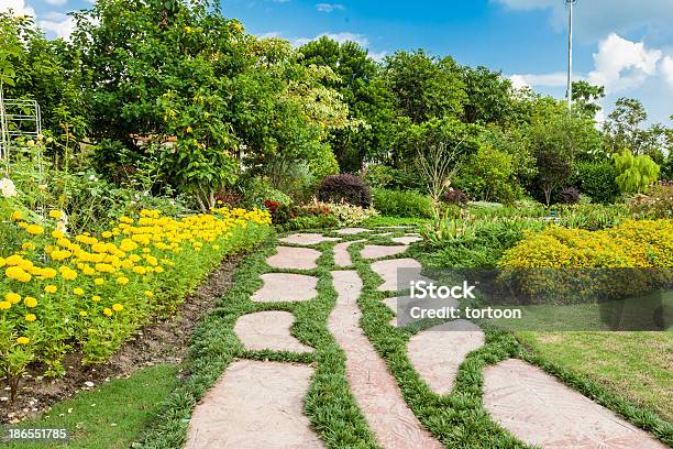 Flowerbeds Coloridas E Sinuosas Via De Uma Atraente Relva - Fotografias de stock e mais imagens de Plano - Documento