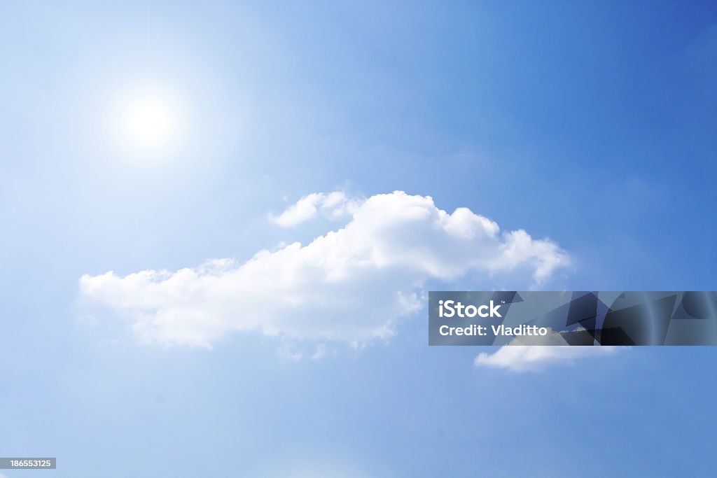 Schöne Blau Himmel mit Wolken und Sonne - Lizenzfrei Bildhintergrund Stock-Foto