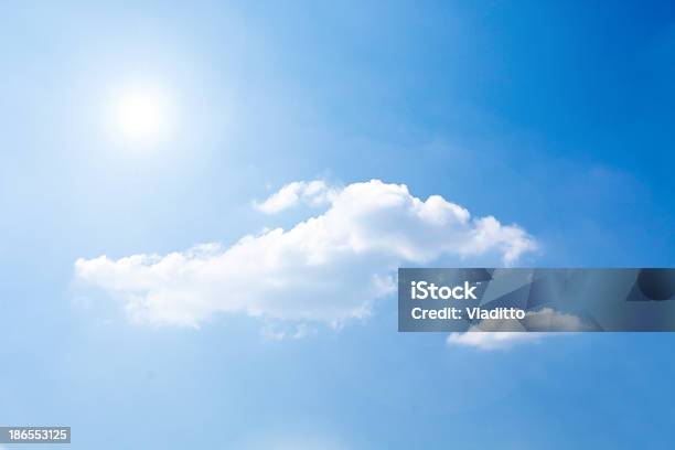 Schöne Blau Himmel Mit Wolken Und Sonne Stockfoto und mehr Bilder von Bildhintergrund - Bildhintergrund, Blau, Cumulus