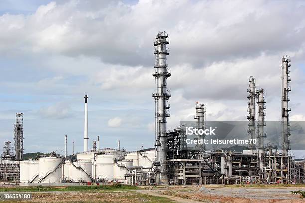 Foto de Refinaria De Petróleo e mais fotos de stock de Abastecer - Abastecer, Camada de Ozônio, Dióxido de Carbono