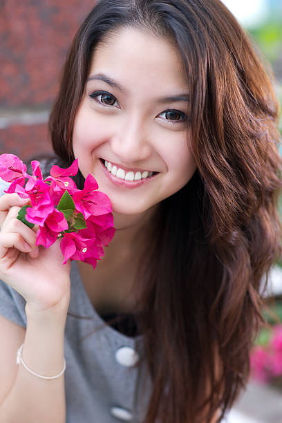 Schöne asiatische Frau mit Blume – Foto