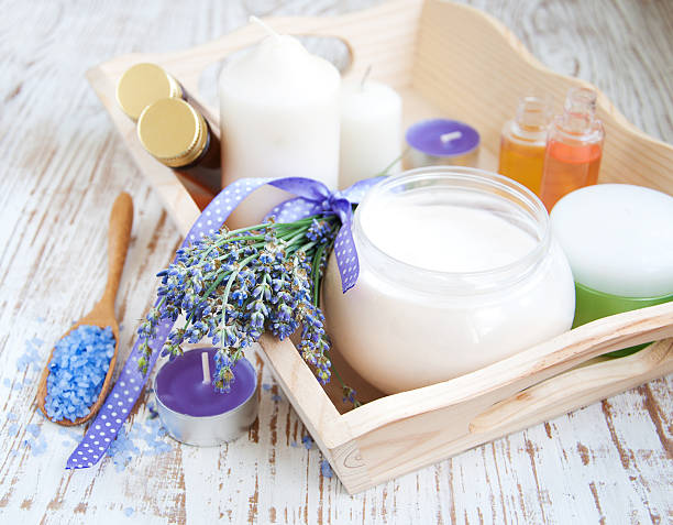 produits de bien-être - alternative therapy aromatherapy spa treatment candle photos et images de collection