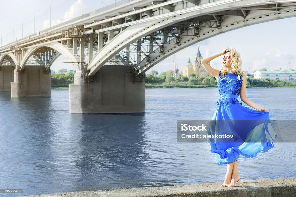 Jovem mulher no Vestido azul Dança - Royalty-free Amarelo Foto de stock
