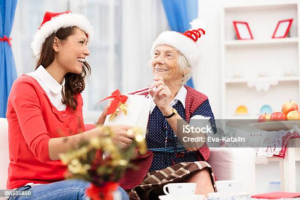 Photo libre de droit de Deux Belles Femmes banque d'images et plus d'images libres de droit de Noël - Noël, Centre gériatrique, Troisième âge