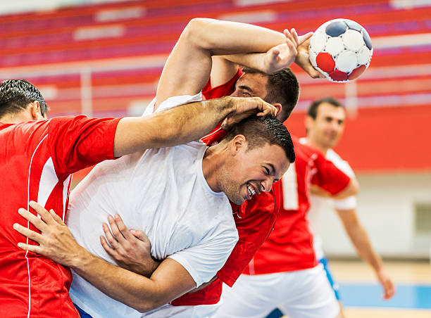 groupe de joueurs de handball en action. - foul play photos et images de collection