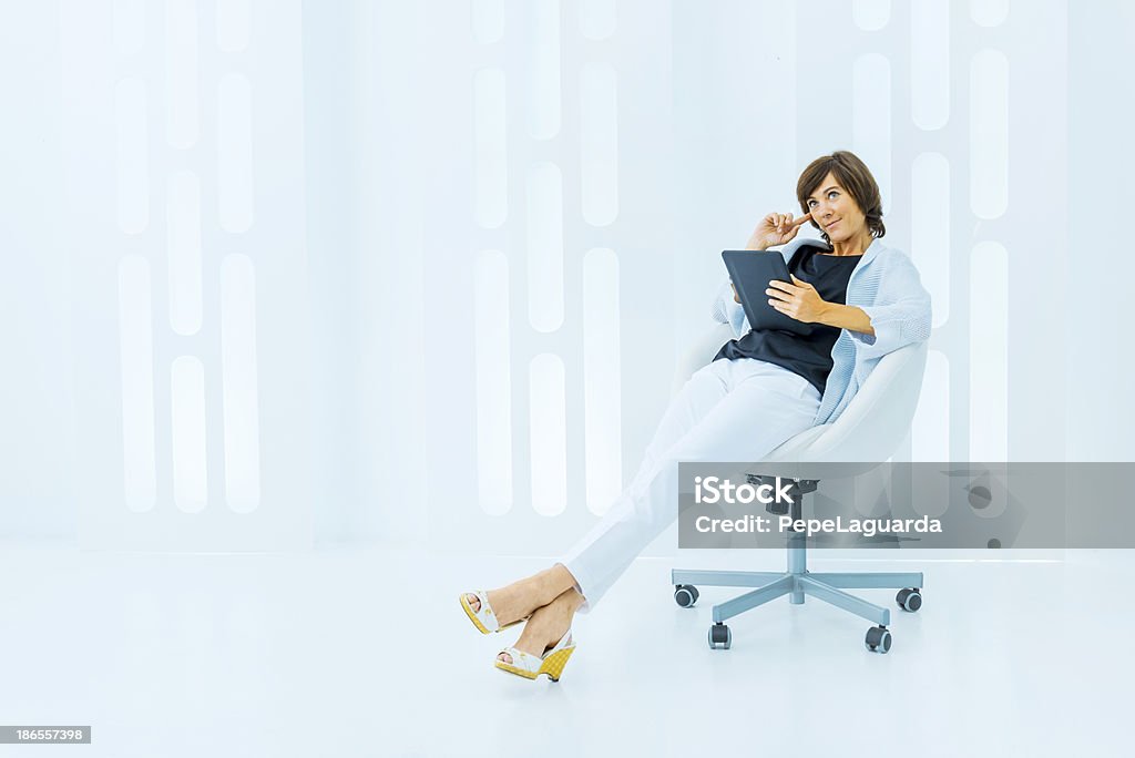Mulher de negócios usando tablet em um espaço moderno, - Foto de stock de Mesa digital royalty-free