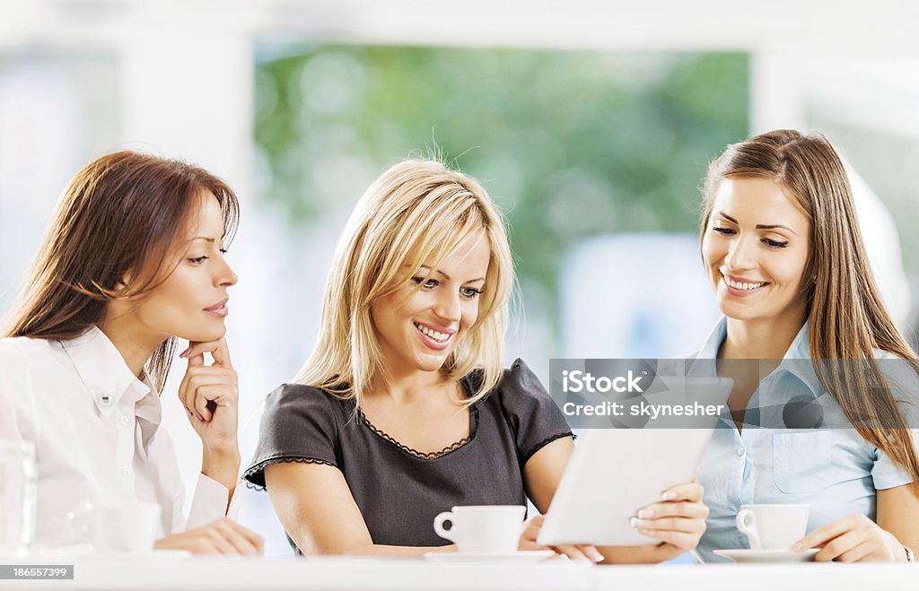 Business-Frauen mit touchpad im Freien. - Lizenzfrei Anzug Stock-Foto