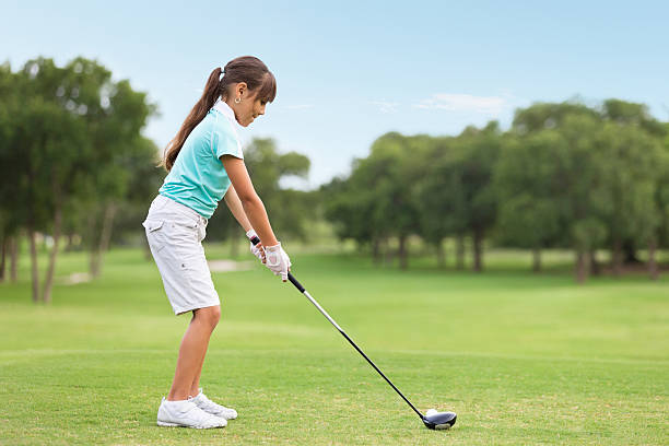 jeunes joueurs de golf sur le parcours de golf tee off - freedom tire swing tire swing photos et images de collection