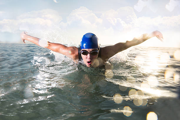 雌バタフライ水泳 - triathlete ストックフォトと画像