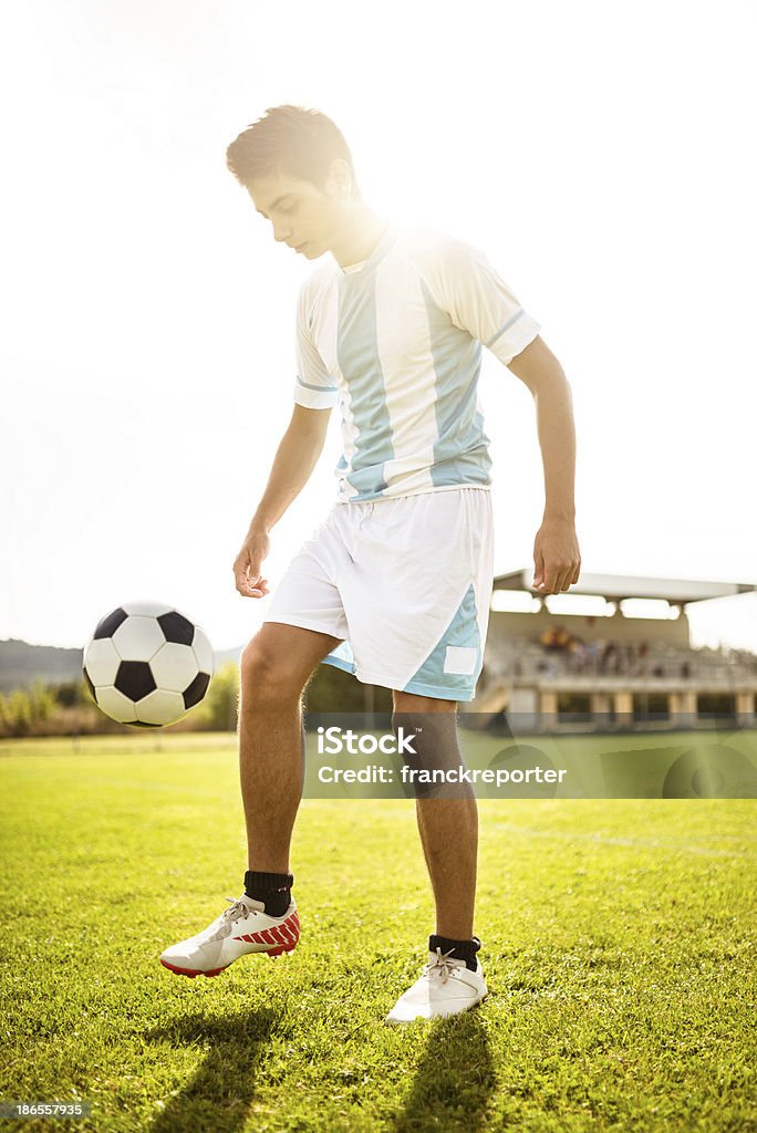 Joueur de football jouant avec le ballon - Photo de Adulte libre de droits