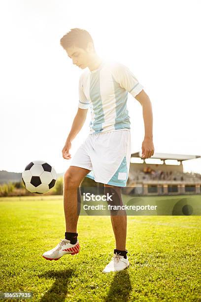 Photo libre de droit de Joueur De Football Jouant Avec Le Ballon banque d'images et plus d'images libres de droit de Adulte - Adulte, Argentine, Athlète - Athlétisme