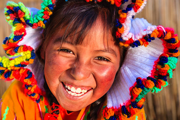 menina em uros ilha flutuante, lake tititcaca, peru - indian culture child little girls indigenous culture - fotografias e filmes do acervo