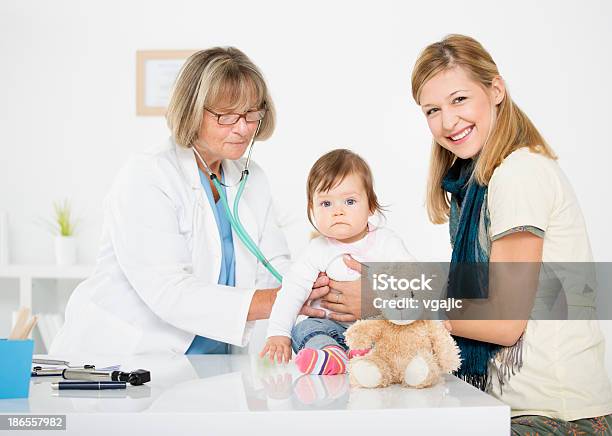 Madre E Bambino Presso Lufficio Medici - Fotografie stock e altre immagini di 25-29 anni - 25-29 anni, 6-11 Mesi, Accudire