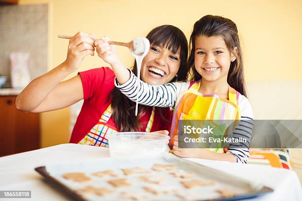 Backen Zusammen Stockfoto und mehr Bilder von 6-7 Jahre - 6-7 Jahre, Lateinamerikanische Abstammung, Mädchen