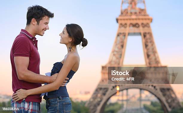 Glückliches Paar Eiffelturm Paris Stockfoto und mehr Bilder von Architektur - Architektur, Aussicht genießen, Berühmtheit