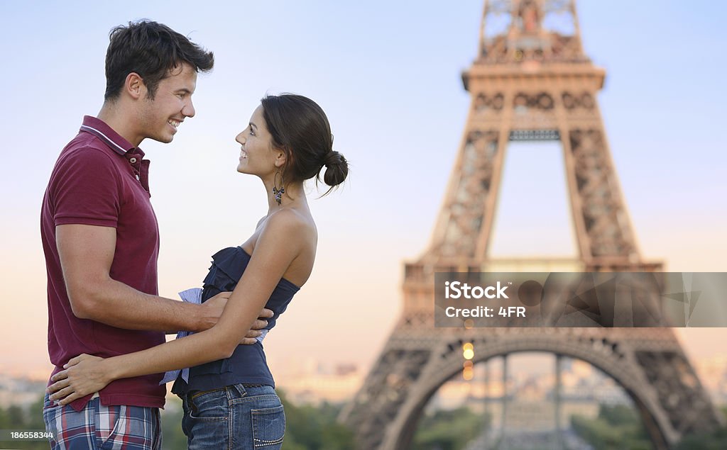 Couple heureux, la Tour Eiffel, à Paris - Photo de Admirer le paysage libre de droits