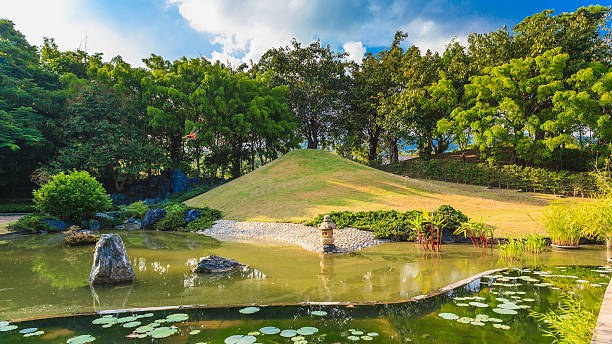 пруд и вода пейзаж в японский сад - lotus japan water lily vegetable garden стоковые фото и изображения