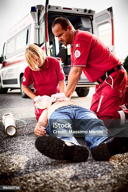 Paramedics Succor A Man 심장마비 구급대원에 대한 스톡 사진 및 기타 이미지 - 구급대원, 심폐소생술, 원조