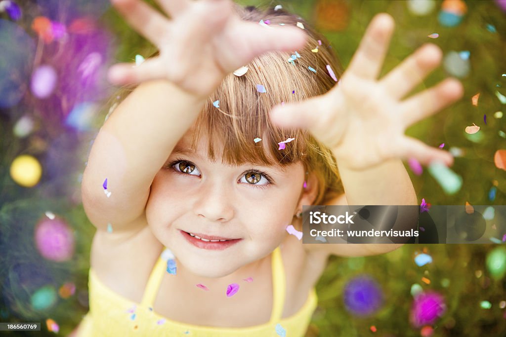 Confettis tombant sur Little Girl - Photo de Enfant libre de droits