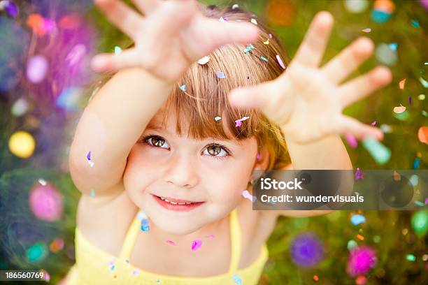 Photo libre de droit de Confettis Tombant Sur Little Girl banque d'images et plus d'images libres de droit de Enfant - Enfant, Fête, Jour