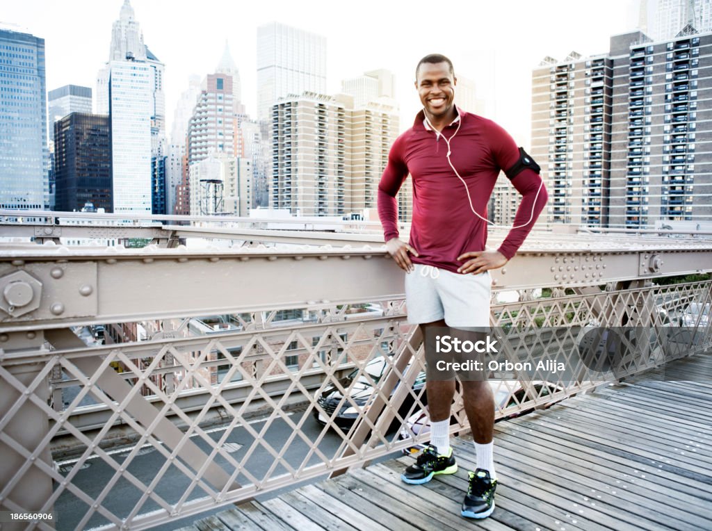 Homem correndo sobre a brooklyn bridge - Foto de stock de 20 Anos royalty-free
