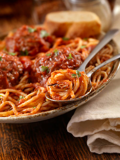 spaghetti mit fleischbällchen großen - cheese focus on foreground on top of portion stock-fotos und bilder