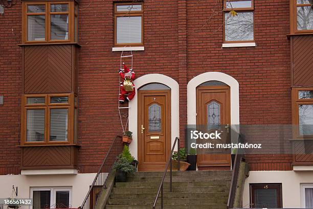 Foto de Dublin Casas No Natal E Papai Noel De Escalada e mais fotos de stock de Natal - Natal, Capitais internacionais, Casa