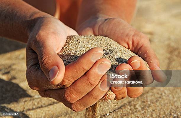 Verano En La Playa Foto de stock y más banco de imágenes de Adulto - Adulto, Adulto joven, Aire libre