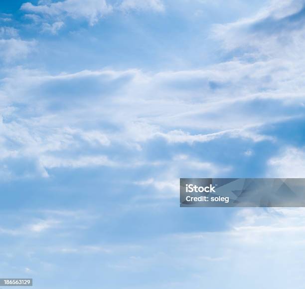 Foto de Céu Com Nuvens Claras Suaves e mais fotos de stock de Abstrato - Abstrato, Azul, Branco