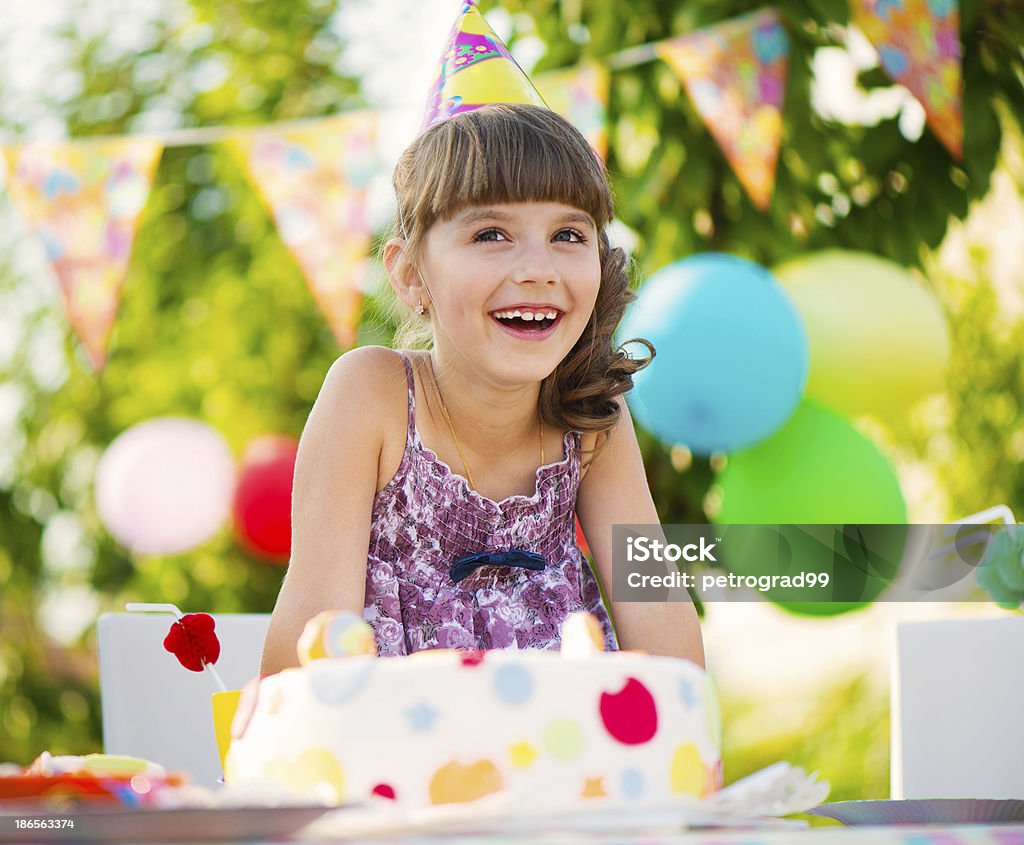 Jolie fille avec Gâteau de fête d'anniversaire - Photo de Enfant libre de droits