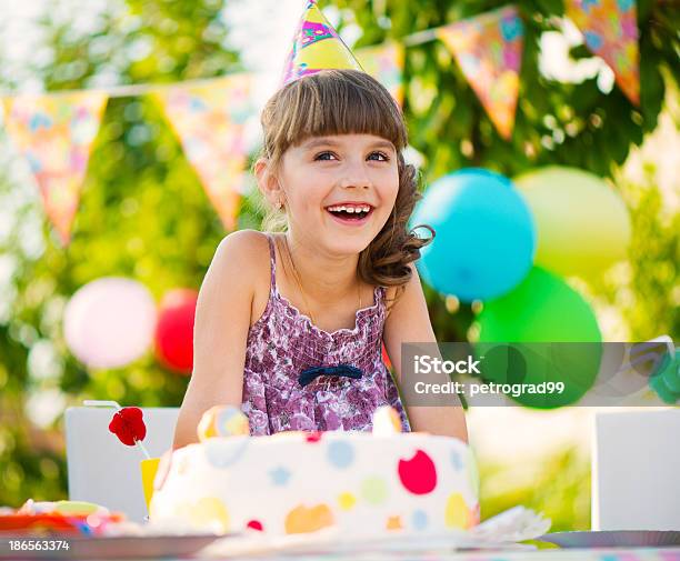 Ładna Dziewczyna Z Ciasto Na Urodziny Strony - zdjęcia stockowe i więcej obrazów Dziecko - Dziecko, Impreza, Urodziny